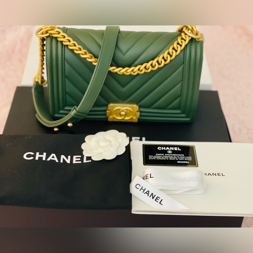 ❤️Used Chanel Boy 10 Chevron lamp skin, color green with gold hardware